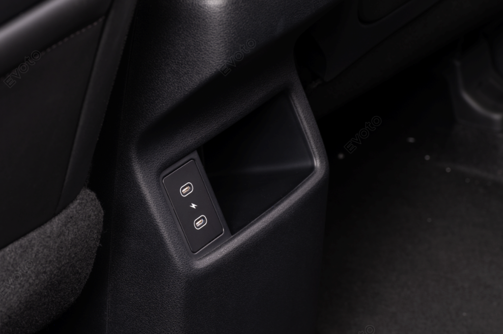 Hộc để đồ hàng ghế sau kèm sạc type C